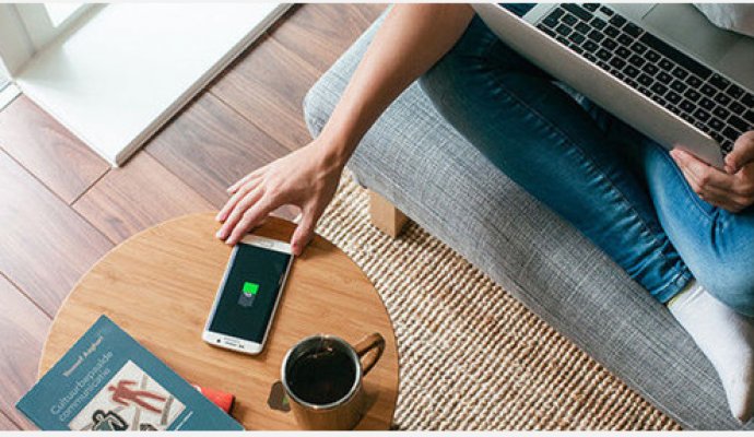 能為手機(jī)無線充電的FurniQi竹子茶幾