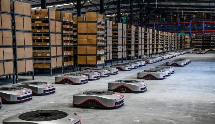 AGV小車與智能倉儲(chǔ)系統(tǒng)的完美結(jié)合（無線充電）