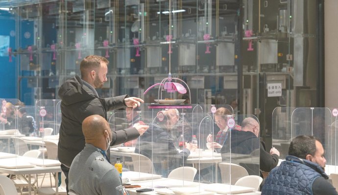 服務機器人:令人興奮的智能機器人（無線充電）