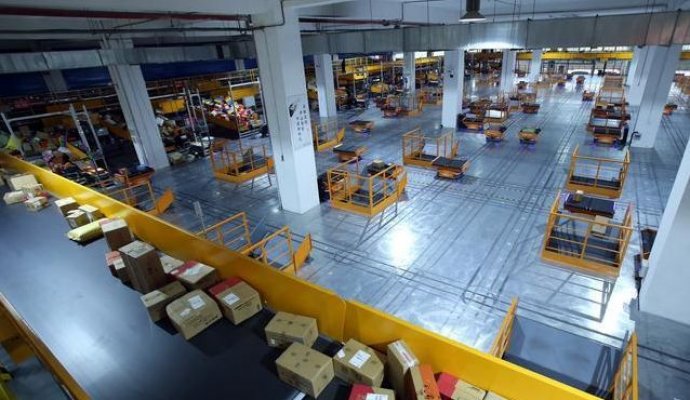 AGV提高分揀效率（無(wú)線充電）