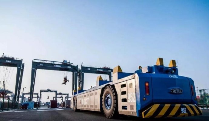 強勁AGV助力：無人自動化碼頭橫空出世，顛覆物流行業傳統模式?。o線充電）