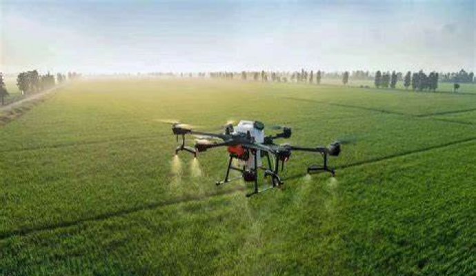 無人機灌溉技術：農(nóng)業(yè)灌溉的高效革新（無線充電）