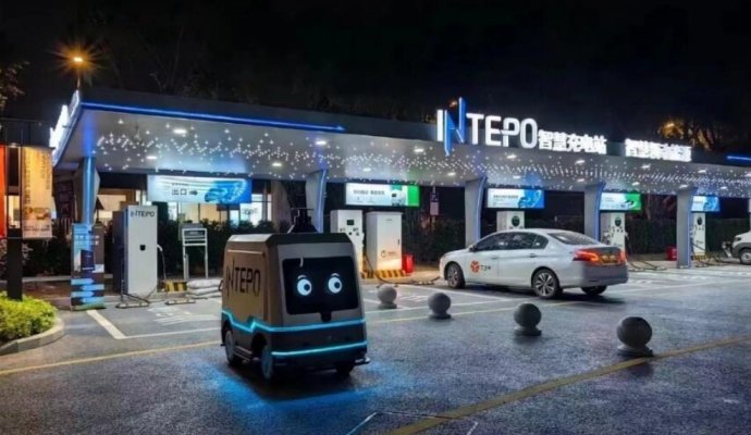 【7x24小時安防無休】魯渝能源無線充電方案:為安防巡邏機器人注入不竭動力